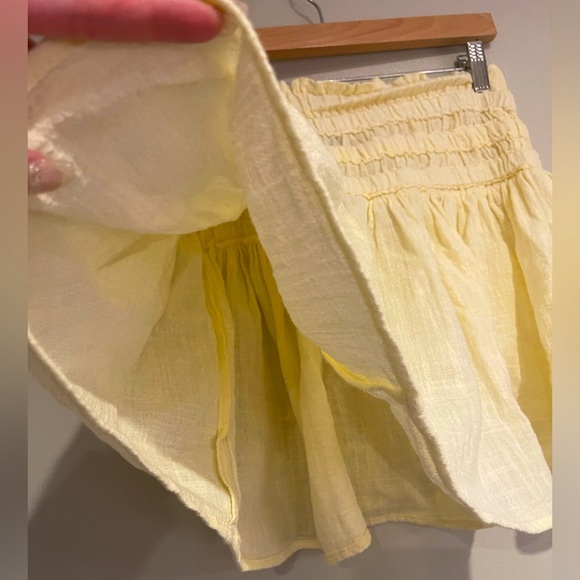 NWOT - Sincerely Jules Tiered Mini Skirt Light Yellow Size M - Picture 3 of 3